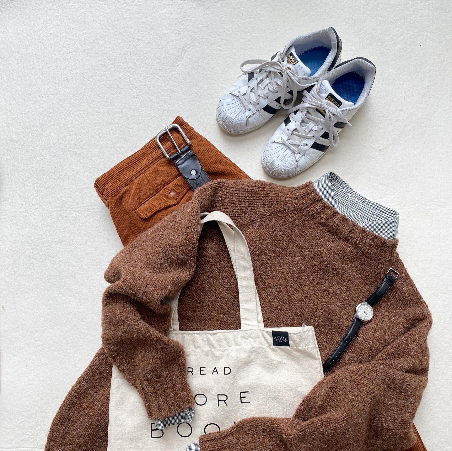 Holy S 01 18 故 安西水丸さんを偲んで イラストレーター 安西水丸さんのエッセイを随分読みました メンズファッションへの憧れは 水丸さんの着こなしが素敵だったから ヘンリーネックtシャツの重ね着は 随分真似してました 働くセーター