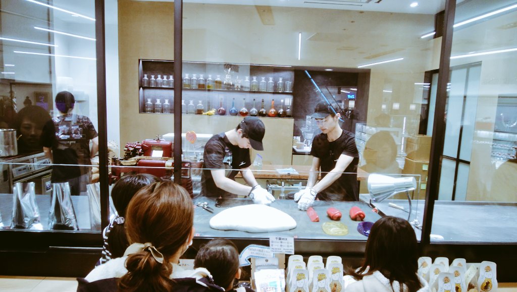 Khashimoto0613 ここ 千葉ジュンヌ に来るとこれを見たくなる おみやげは バレンタイン にお薦めの べっこう飴 でほどよい大きさにした ジュンヌ地下ユニクロ 前 シンガーソングライター 木村結香 さん キッツファッションショー へ そごう