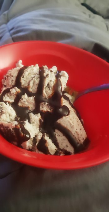 How I party on friday nights #fridaynight #relax https://t.co/so1IZgZAHS<a href="/tag/fridaynight"class="tags">#fridaynight</a><a href="/tag/relax"class="tags">#relax</a>