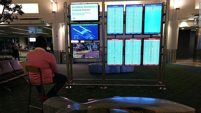 空港のモニターでPS4をやり出す猛者が現れるwww
