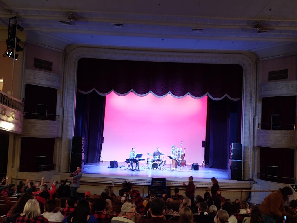 elevatingEBP's tweet photo. Only in VT would there be a flannel shirt night at an Opera House #LoveVT #funnight https://t.co/H2I0HdbYJo