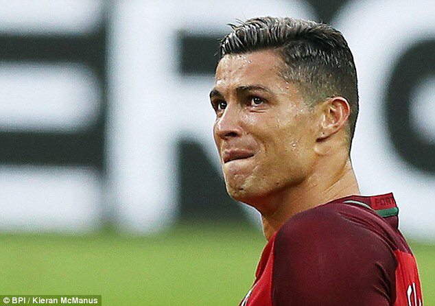 I be counselling couples and giving people relationship advice but my own relationships are always like an abandoned house in the woods😢😭