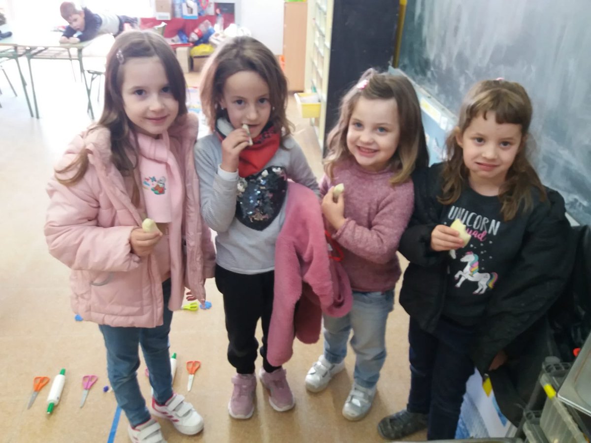 esc_elspicots's tweet photo. Els divendres són la pera (conference)! Avui hem tingut aquesta fruita, ahir les mandarines van volar! Aquest nou projecte ens encanta! De nou gràcies a les famílies i a menjador!  #fruitaalescola #fruita #peraconference https://t.co/j5XdsqO9w0