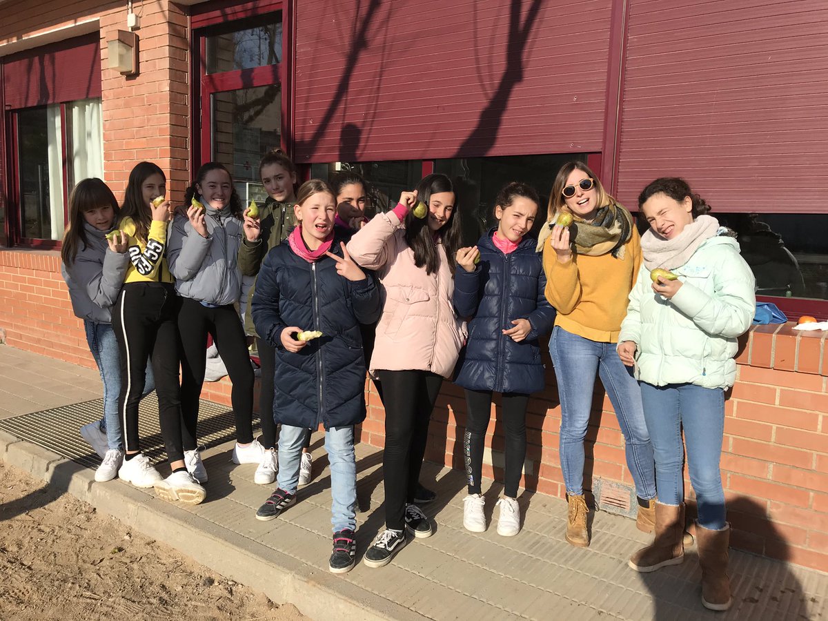 esc_elspicots's tweet photo. Els divendres són la pera (conference)! Avui hem tingut aquesta fruita, ahir les mandarines van volar! Aquest nou projecte ens encanta! De nou gràcies a les famílies i a menjador!  #fruitaalescola #fruita #peraconference https://t.co/j5XdsqO9w0
