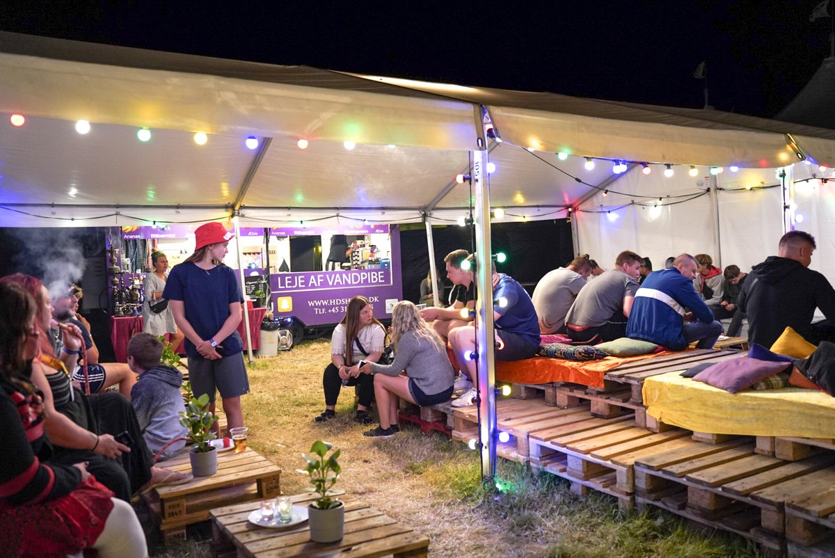 hdshisha's tweet photo. Et bid fra sidste års Langeland festival. 

Ses vi i år til Langelands 30 årets jubilæum. 

#HDSHISHA #VANDPIBE #WEEKEND #LEJE #LEJ #UDBRINGNING #ODENSE #FEST #ALFAKHER #S #RØG #HYGGE #DURINGERVIBRINGER #SMIL #LIVET #SKØNT #TOBAK #KUL #MUNDSTYKKER #TANG #ALTINCLU. #LUKSUS #ADALYA https://t.co/eoDgUMHq5O