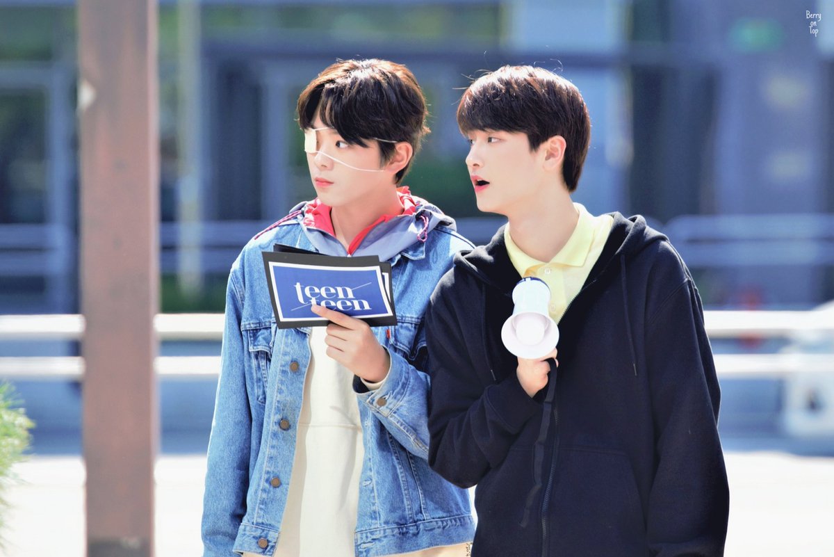 040913jw's tweet photo. 190929 틴틴 미니팬미팅
#이우진 #이태승

보고십어 (寶告十於)
미치갯내 (美治㖋耐)
마루기획 (馬淚企劃)
애들내나 (愛㐦內那)

@maroo_ent #TEENTEEN #LEEWOOJIN #LEETAESEUNG https://t.co/wh6cIWOTXv