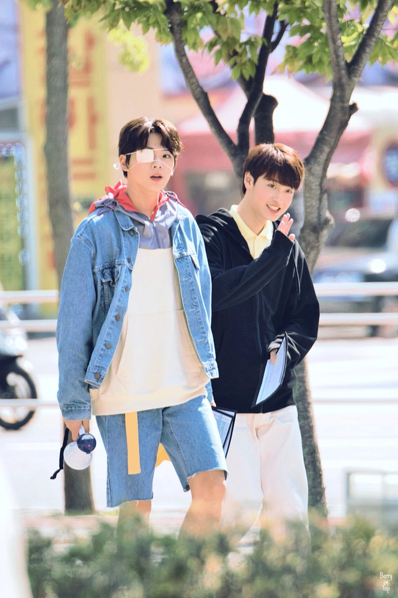 040913jw's tweet photo. 190929 틴틴 미니팬미팅
#이우진 #이태승

보고십어 (寶告十於)
미치갯내 (美治㖋耐)
마루기획 (馬淚企劃)
애들내나 (愛㐦內那)

@maroo_ent #TEENTEEN #LEEWOOJIN #LEETAESEUNG https://t.co/wh6cIWOTXv