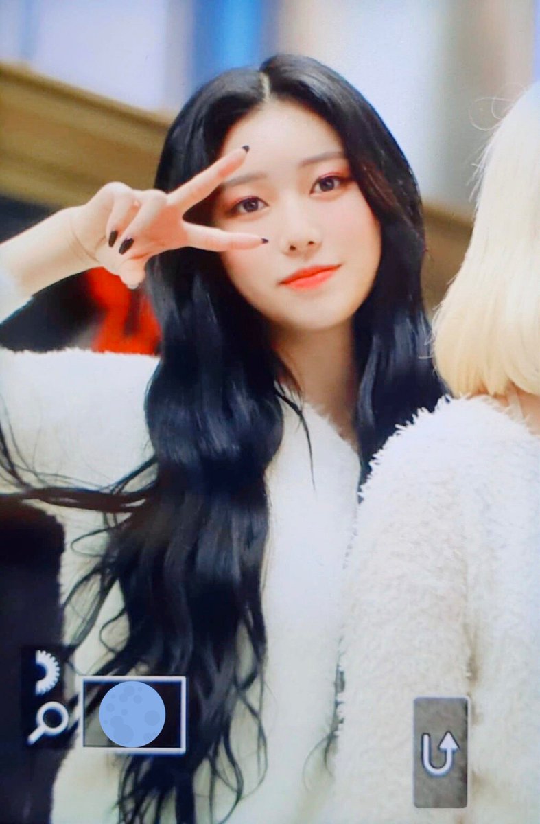 Jane_971220's tweet photo. 200118 [미리보기] 쇼음악중심 미니팬미팅

#모모랜드 #제인 #MOMOLAND #JANE #Thumbs_Up @MMLD_Official https://t.co/0UFYeEwhDd