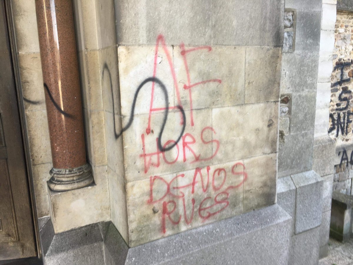 AF_LeMans's tweet photo. 💥C'est avec une grande stupeur que nous avons découvert ce matin des tags sur l'église St Benoît au Mans. Ces tags visent clairement l'Action française et les paroissiens de cette chapelle.
La christianophobie gagne clairement du terrain en France. Ces délits doivent être punis. https://t.co/1gPupjH0rq