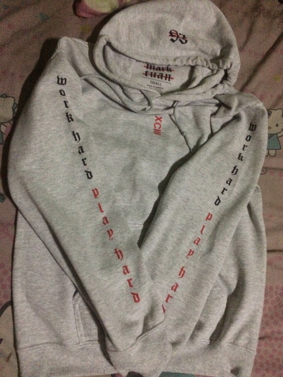 august2881's tweet photo. ขาย 💰1200฿ ซื้อมา 3000 กว่า
 เสื้อฮู้ดพี่มาร์ค มือ 2 ไซส์ s 
สกรีนครบไม่แตก ใส่2-3ครั้ง ขายเพราะไม่ค่อยได้ใส่ 
 สนใจเดมค่ะ #GOT7 #GOT7KEEPSPININGinBKK #ตลาดนัดอากาเซ่ #MarkTuan #ตลาดนัดรวมด้อม #ขายของสะสมgot7 https://t.co/JGUpA3PAr9