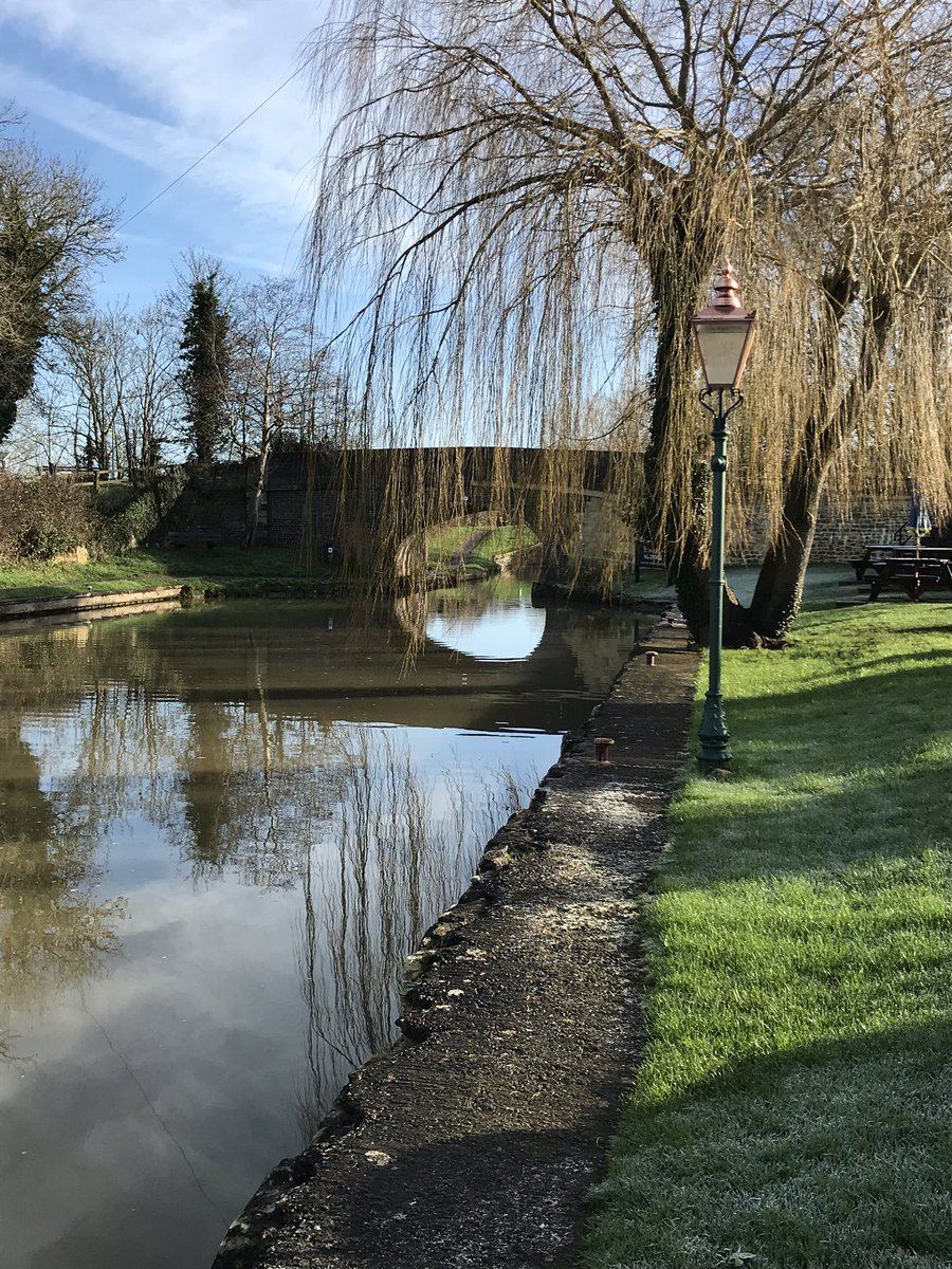 Beautiful day #wintersun #coldandcrisp #servingfoodallday #pubbythecanal