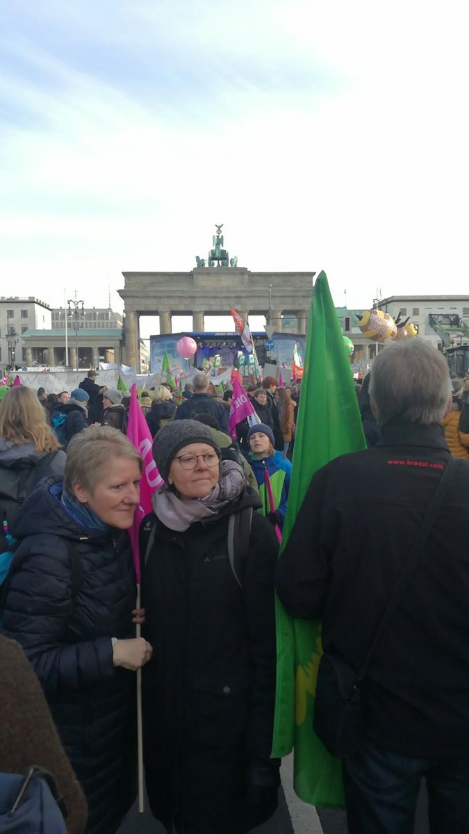 GrueneJugendDo's tweet photo. Wir sind heute auf der #WirhabenEsSatt Demo in #Berlin um für eine Reform der Agrarpolitik, für #echtenKlimaschutz und für Hilfe beim Umbau der Landwirtschaft zu kämpfen!
#Dortmund https://t.co/7oUEQ2hIXV