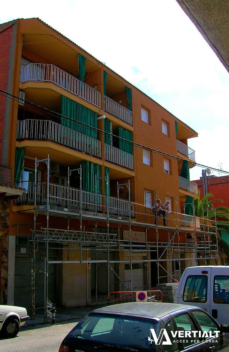 VERTIALT's tweet photo. #edificio #andamio #construcción #obras #fachada #façana #rehabilitacióndefachada #revestimiento #protección #pintura #impermeabilización #vertialt #treballsverticals #trabajosverticales #accéspercorda #accesoporcuerda #treballsenalçada #trabajosenaltura #ropeaccessprofessional https://t.co/e6KyeR3UrL
