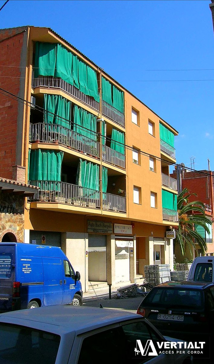 VERTIALT's tweet photo. #edificio #andamio #construcción #obras #fachada #façana #rehabilitacióndefachada #revestimiento #protección #pintura #impermeabilización #vertialt #treballsverticals #trabajosverticales #accéspercorda #accesoporcuerda #treballsenalçada #trabajosenaltura #ropeaccessprofessional https://t.co/e6KyeR3UrL