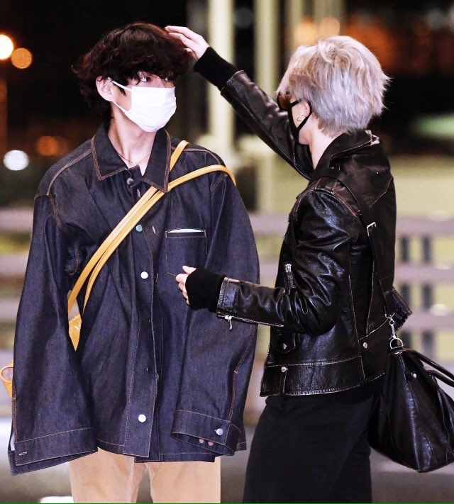 allmin64148653's tweet photo. สู่ขิตในวันที่ดือ ใครบอกวีมินเรือผีกูจะไปตบปากมัน!!! เอาเลยค่ะลูกแต่งกันเลยค่ะลูก พี่วีมาขอเลยค่ะแม่ยกให้😭😭😭❤❤❤#vmin https://t.co/28j6srK1tf