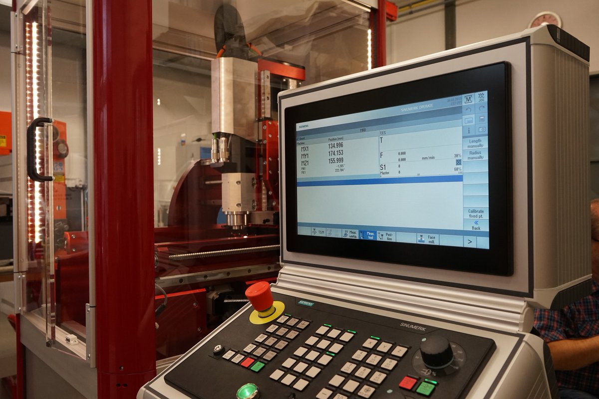SiemensCzech's tweet photo. První digitálně nativní CNC systém #SinumerikONE. Chcete vědět víc? Čtěte: https://t.co/ySPJcZymDC https://t.co/smEw2bJz8X