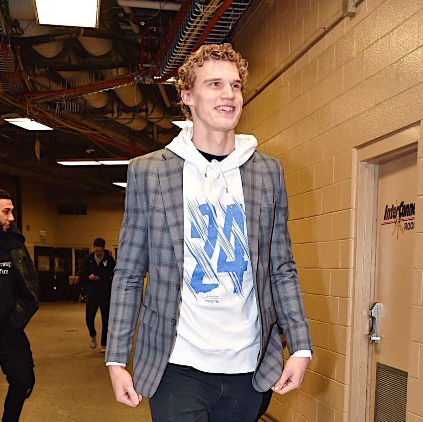 NesteSuomi's tweet photo. NBA pelaaja Lauri Markkanen kehitti viisi ilmastodonkkia levittääkseen tietoa ilmastokriisistä. Eilen Lauri paljasti ensimmäisen donkin Philadelphiassa, jokaisesta Laurin siinä pelissä tehdystä pisteestä lahjoitamme $1000 katastrofiapuun. https://t.co/Z1t3NVlSJK #climatedunks https://t.co/sxxgLTPvp8