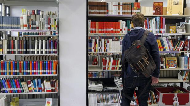 JulianMarquina's tweet photo. 😱 Missouri penará con cárcel a los #bibliotecarios que presten #libros inapropiados a los niños
🔗 https://t.co/xC1vqj0GVH
📣 @abc_cultura
📚 #Biblioteca
📖 #Lectura https://t.co/pRQw1M58zO