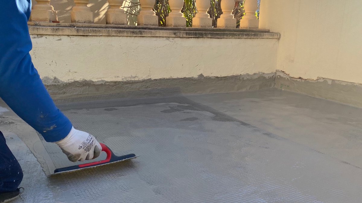 franbeamonte's tweet photo. Esta semana hemos podido participar en la puesta en marcha de un par de trabajos con #nanoflexsinlimites Una terraza de 800 m2 y una piscina particular y comprobar la satisfacción del profesional por el resultado. #kerakoll https://t.co/JKg94RRDUb