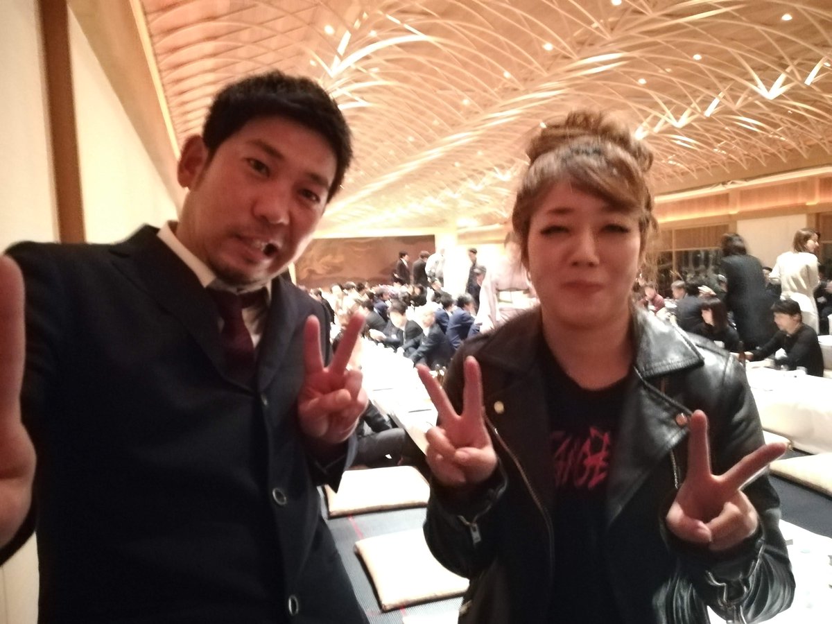 m_hagi's tweet photo. 子鹿ズでユニットを組んでいる、ピン芸人の松尾アトム前派出所が、日本エレキテル連合の中野聡子さんと入籍した。タイタンの新年会での突然の報告。会場は騒然とした。照れる二人をつかまえて、強引にツーショッ���写真。 https://t.co/xF0GQcDAqc