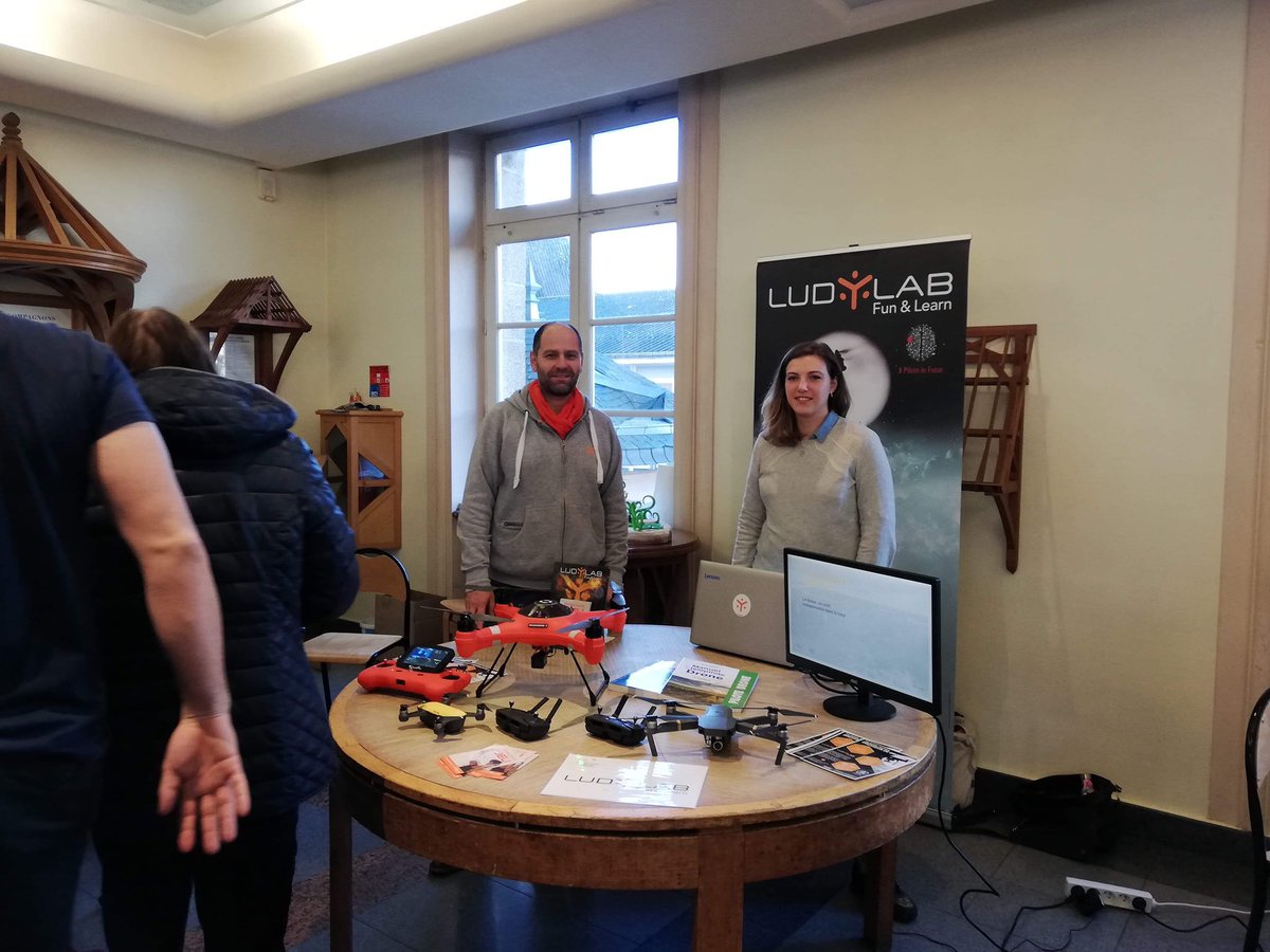 ludylab's tweet photo. [Un petit tour de drone chez les Compagnons !]🚀

Tu aimes le drone, les nouvelles technos, les métiers concrets ...Viens nous retrouver aux portes ouvertes du CFA des Compagnons du Devoir de Rennes 
👉avec Léa instructrice drone ✨et @f_routhiau responsable du pôle Drone https://t.co/i13DnoAXPN