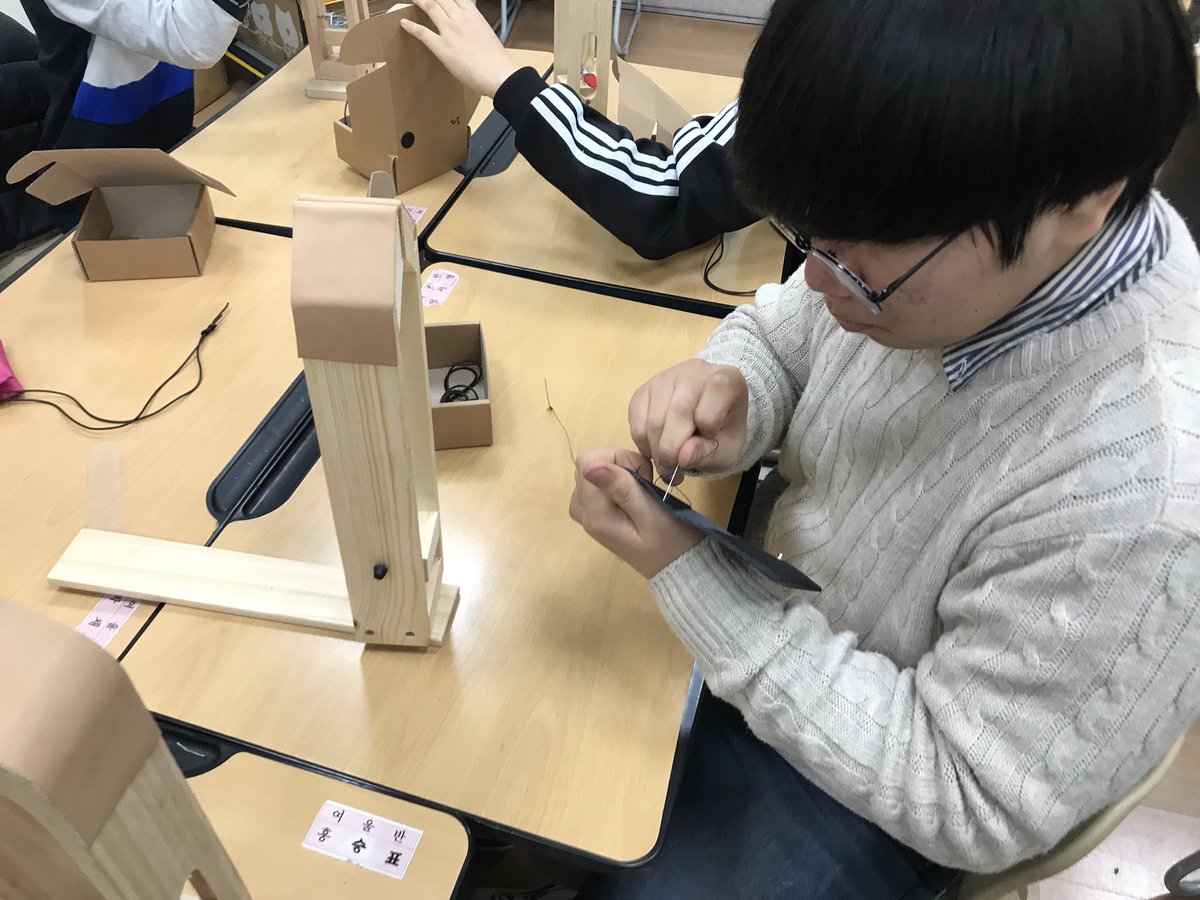 #성남시청소년재단 (대표이사 진미석) 
#중원청소년수련관 #방과후아카데미
#주말전문체험미래를즐기잡 의 첫 시작🤙🏻
#가죽공예사 체험을 해보는 시간을 가졌습니다.
조금 난이도 있었지만 징검다리 청소년의 열정과
집중력으로 모두 멋진 작품을 만들었습니다😊😊