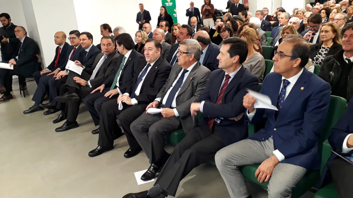 Este es el cartel de la #SemanaSanta de #Sevilla 2020, obra del artista Daniel Bilbao Peña, y hoy asistimos a la presentación de la obra en el <a href="/ElConsejoSev/">Consejo HH y CC Sevilla</a> con mucha expectación