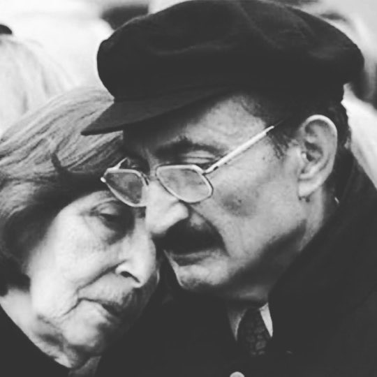 Suleyma72's tweet photo. Yürekten bağlı olmanın ötesinde, bir eş olmak da yürek ister.
Mekanı Cennet olsun.
Rahmetle..😞 https://t.co/RTmwHnxGKw