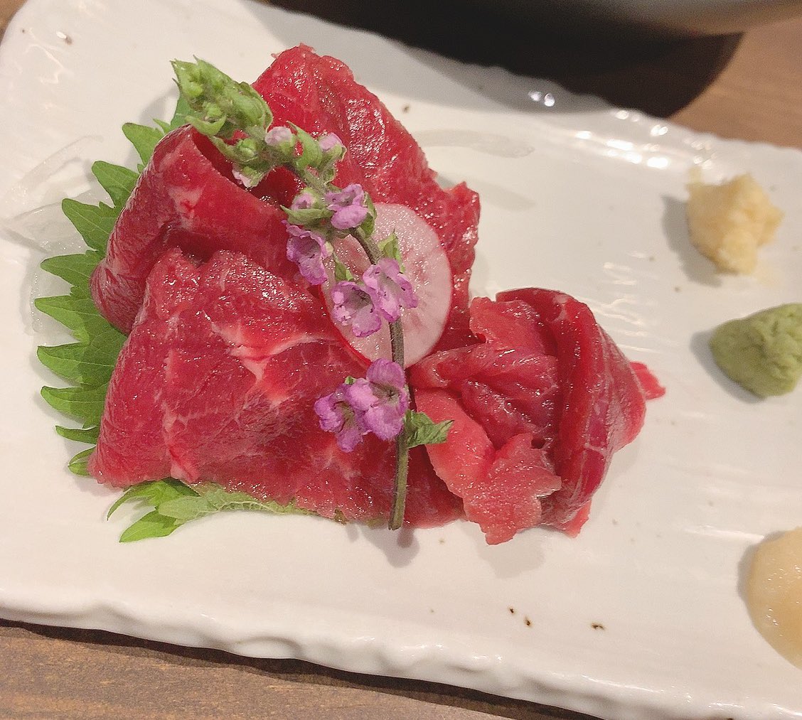 _u_u_um's tweet image. あんこくんと馬刺しきた🍺∩(´^ヮ^｀)∩🍺