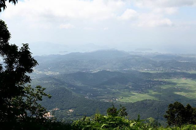 xpanke's tweet photo. Gunung Raya is the highest pick of langkawi 881M. You can enjoy the magnificent beauty of the entire island from this peak. The hidden history and legendary stories of the islands beauty and giants can be viewed from this place. Don't believe me? Come and see for yourself, i… https://t.co/Sc3jm68lMR
