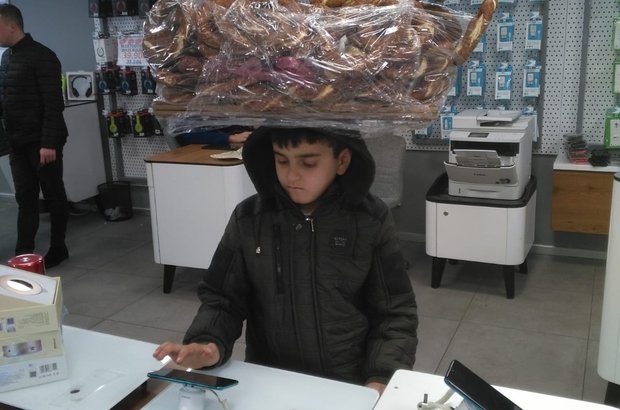 simdiogrendin's tweet photo. Başındaki simit tezgahıyla girdiği telefoncuda teşhir ürünleriyle oyun oynayan Mehdi Sarı'ya Lüleburgaz Kaymakamı Mustafa KAYA karne hediyesi olarak #telefon #hediye etti. https://t.co/2eL9TnjBkQ