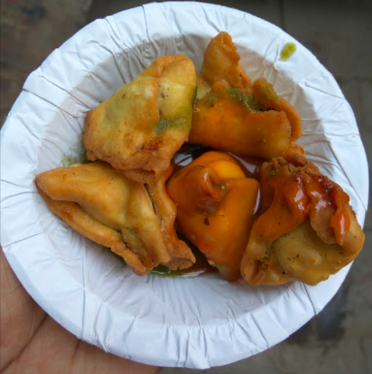 StreetsThatTalk's tweet photo. Mini bite-size #samosa with chutney !
📸 : @lajawabfood
📍: KG Marg, #CP #Delhi
.
.
#TSDelhi #Delhifoodies #delhidiaries #delhifood #samosachutney #minisamosa #delhifoodblogger #samosa https://t.co/R8xnWkYNUR
