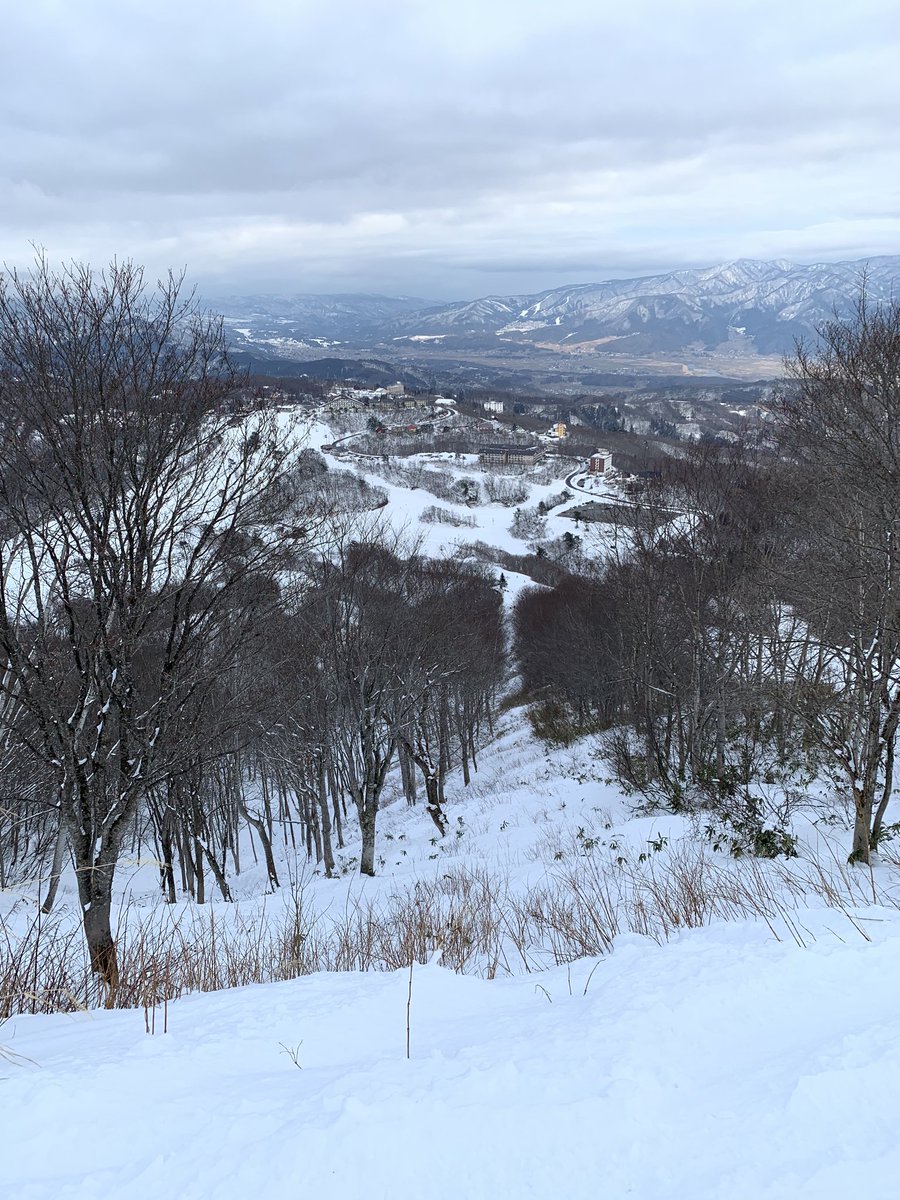 ktosopl's tweet photo. Good views, no fluffy snow ¯\_(ツ)_/¯ #madarao #nopow https://t.co/1JxxE1amLI
