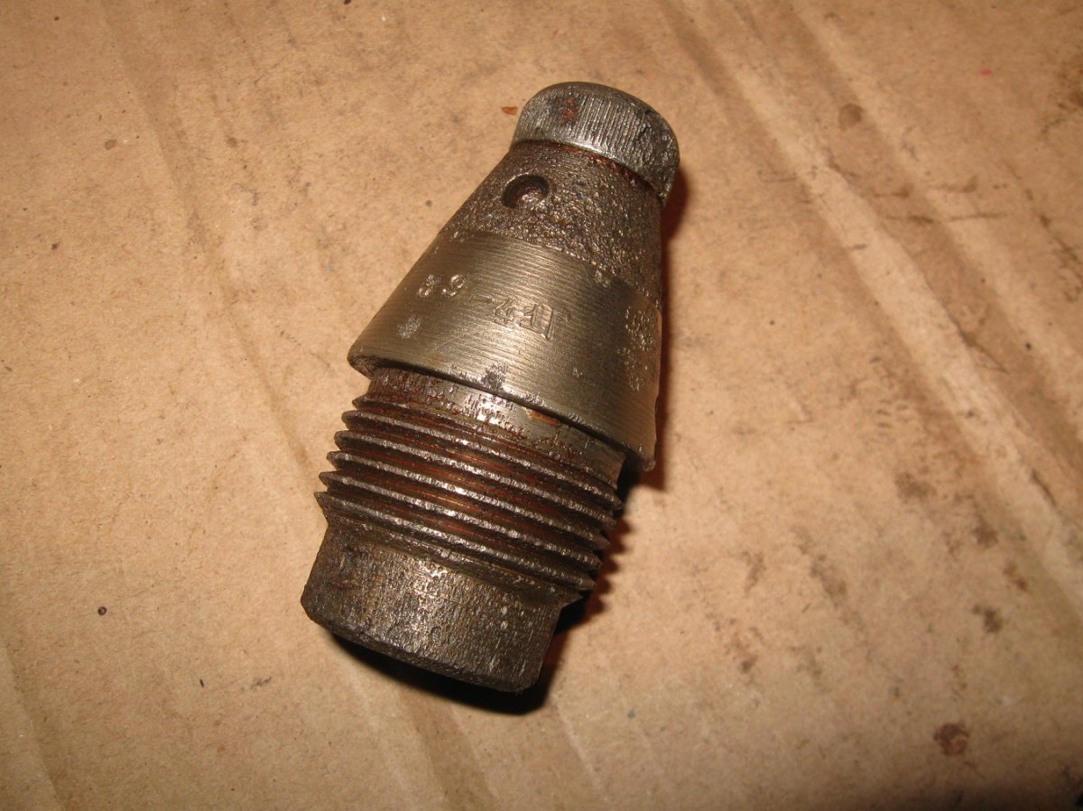 弾頭信管は砲弾の先に付けますが、これは空気を切り裂いて飛ぶ砲弾先端