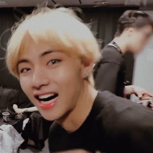 ꒰ day 17 of 365 ꒱ hello taehyung! thank you for being so active on weverse, it makes me happy to know you are happy. and as i am typing this, you posted again. i love you so much. please continue to be happy ♡