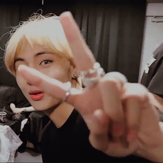 ꒰ day 17 of 365 ꒱ hello taehyung! thank you for being so active on weverse, it makes me happy to know you are happy. and as i am typing this, you posted again. i love you so much. please continue to be happy ♡