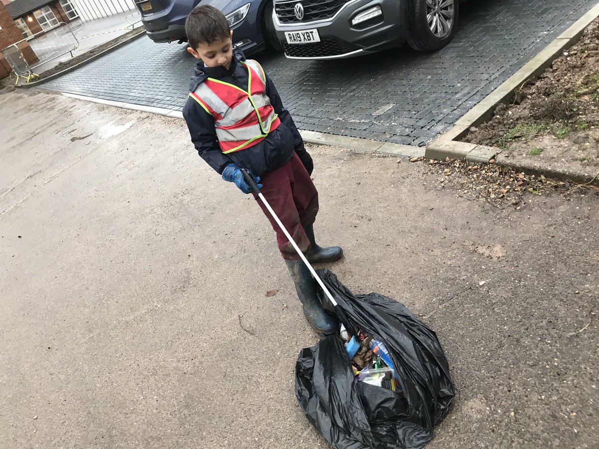 thorpehousesch's tweet photo. #ThorpeEcoWarriors being useful & kind, doing their bit to help nature & the community, by litter-picking, after Storm Brendan! #RSPBWildChallenge #ThorpePrePrep #ThorpeExplorers https://t.co/duCIBxnLEI