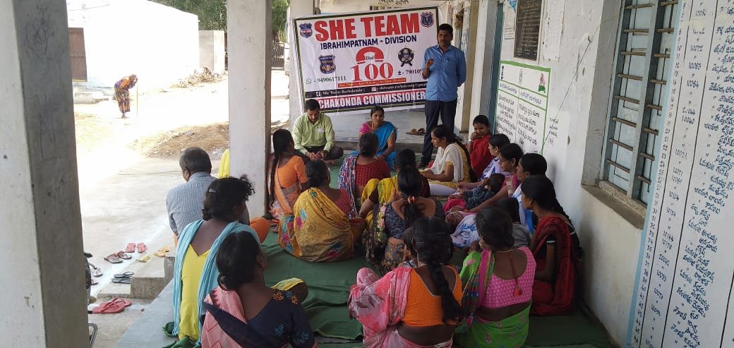 MalkajgiriCop's tweet photo. Today #Sheteam_Ibrahimpatnam Conducted Awareness programme for #SHG, #ANM, & #Anganwadi_teachers in #RANGAPUR VILLAGE of @ManchalPS limits, explained them about #evteasing, #Child_Marriages, #Dial_100 & #humanTrafficking.
@TelanganaDGP @TS_SheTeams @ts_womensafety @She_TeamRCK1 https://t.co/ZPFHN0ggfO