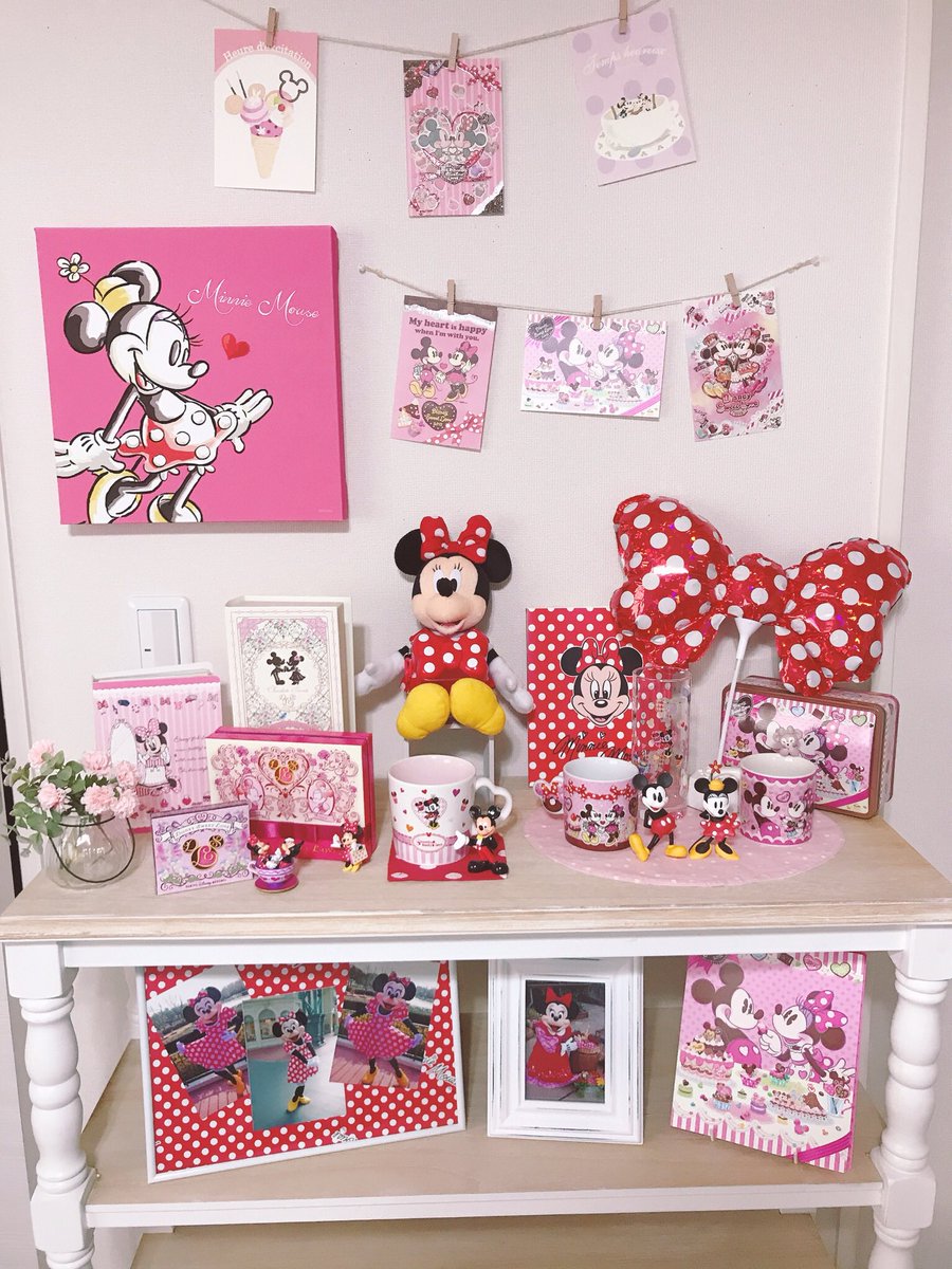 minananomi's tweet photo. まだベリミニ見に行ってないけど、お部屋はミニーちゃんに変えました💓片付けてたらアルバム出てきて、ベリーちゃんと水玉の写真が😳飾ってみたらヲタク感満載になった…笑 https://t.co/bw8xF53Qml