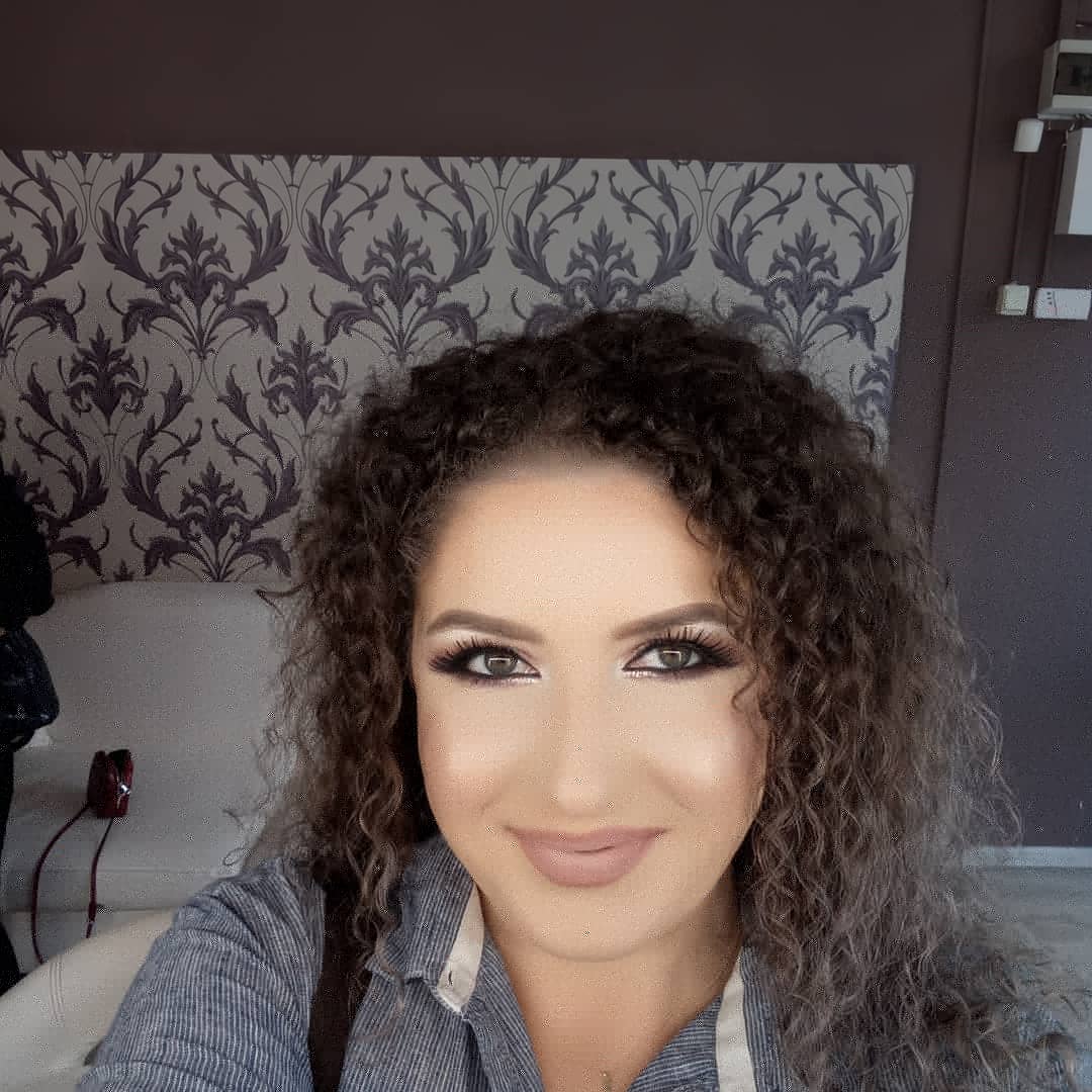 RaduDanielaCor1's tweet photo. Machiajul schimba tot....așa cum o face și banul👍 https://t.co/0bFkfCDRmM