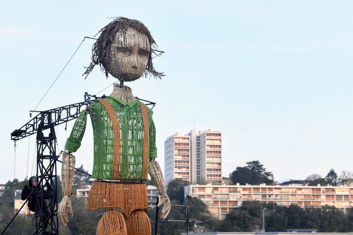 Lili est déjà debout... et vous ? ☀️🚶🏻‍♀️Toute la journée, en centre-ville de Poitiers, vous allez croiser Mo et Lili, deux géants d'osier <a href="/lHomme_debout/">l'Homme debout</a>