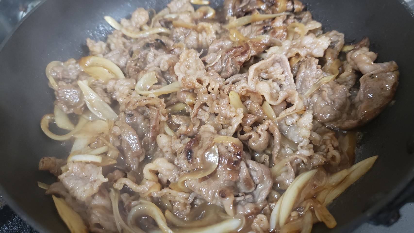 リュウジ 料理のおにいさんバズレシピ めんつゆと焼肉のたれを合わせると 驚く程旨い極上の焼き牛丼のタレになる 悪魔の焼き 牛丼 バター8gで玉葱1 4個を炒め 牛肉1gも炒め 焼肉のたれ大1 三倍