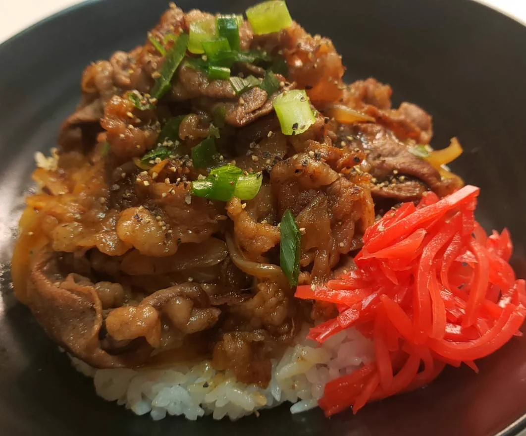 麺つゆとバター、焼肉のたれを使うことで極上の美味しさに！「悪魔の焼き牛丼」のレシピ！