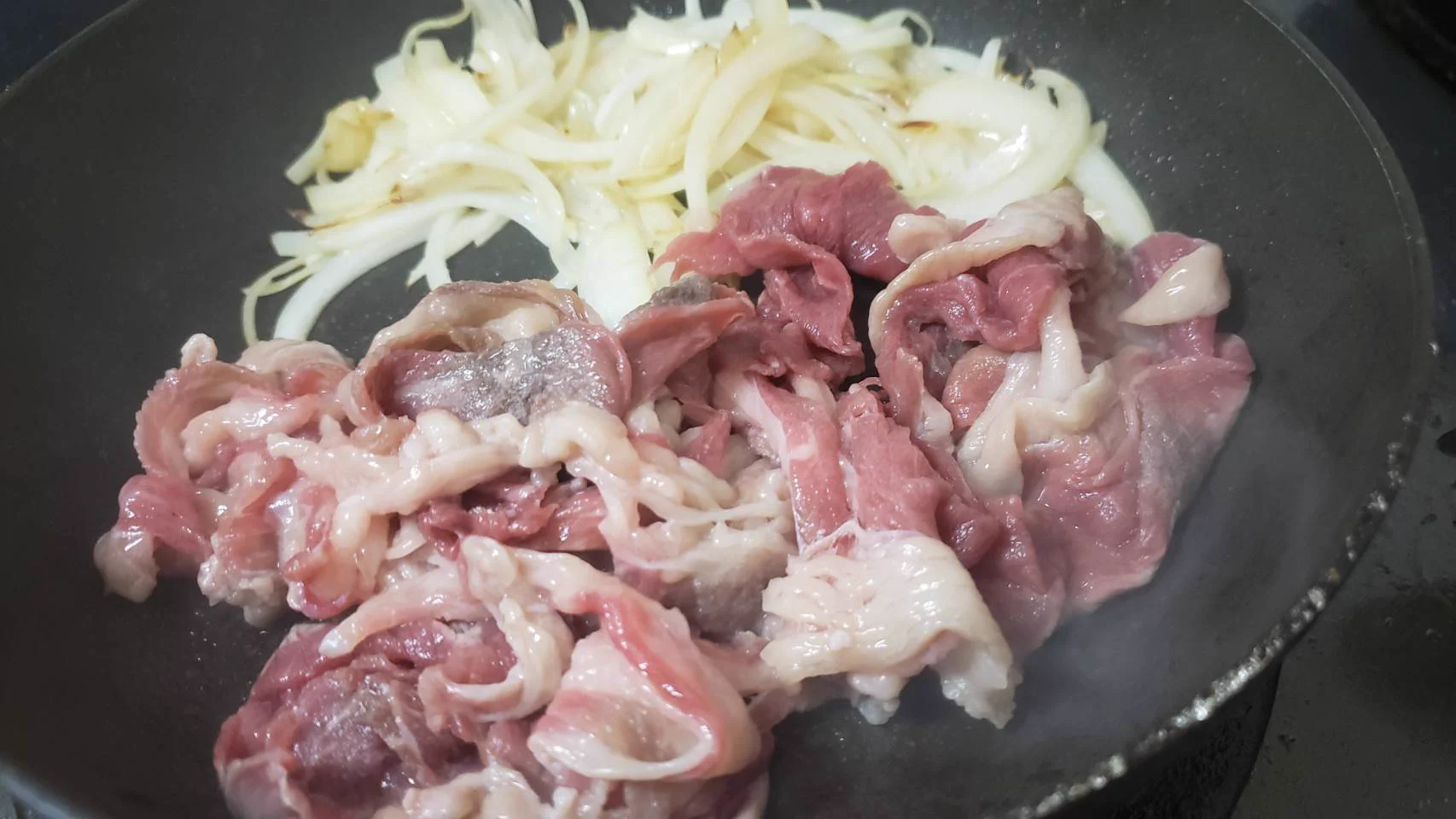 麺つゆとバター、焼肉のたれを使うことで極上の美味しさに！「悪魔の焼き牛丼」のレシピ！