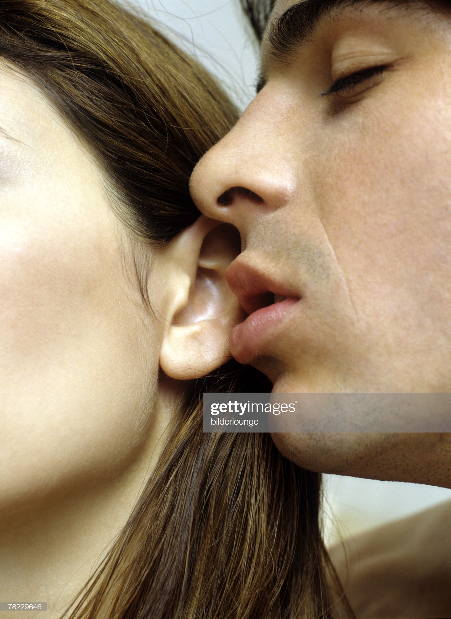 Мужчина лижет языком. Поцелуй в ушко. Нежный поцелуй. Целует в ушко. Страстные поцелуи.