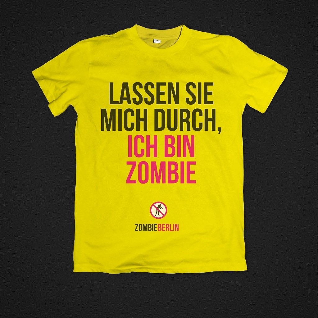 ZombieBerlin's tweet photo. (Bitte nur in Gegenwart von Menschen tragen, die Humor verstehen. Die Hersteller haften nicht für versehentliche Kopfschüsse oder Kettensägenattacken.)
#zombieberlin #ichhassemusicals #musical #bkatheater #berlin #zombies #survival #apocalypse #tshirt #ffed00 https://t.co/rDRuUGIZWp