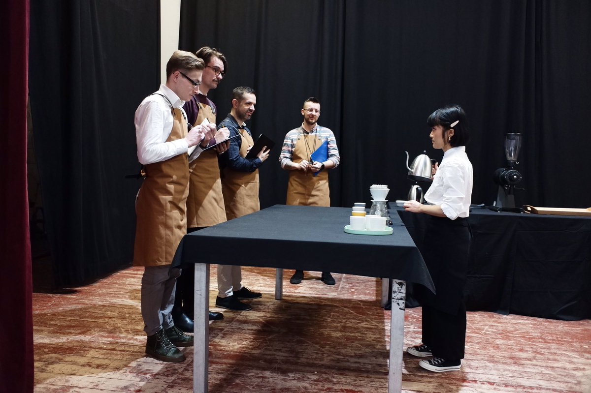 První soutěžila Efi z Café Jen
Kalita Wave
Naturální Javanica, Cerro Azul, Honduras. 
K ochutnání celý víkend u holek v kavárně. 
#czechbrewerscup