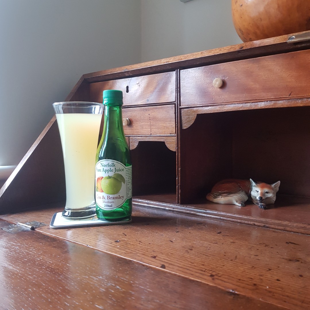 If you have to work while you stay, then lots of natural light and an Apple juice from our welcome pack, make this an ideal spot. (Apple juice only provided for 3+ guests). norfolkpureapplejuice.co.uk

#holidaycottagenorfolk
#visitnorfolk
#workfromhome
#writerswelcome
#visitengland