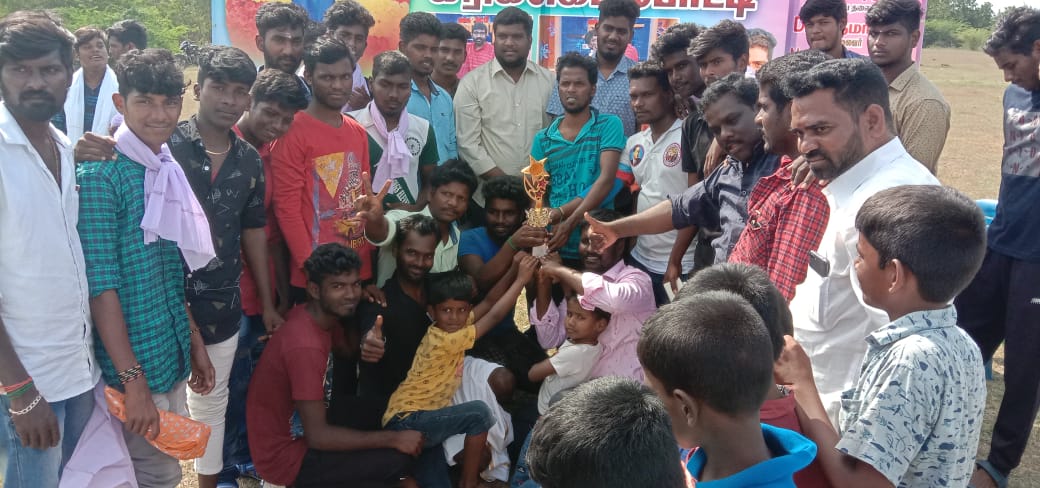 SanthoshSethup4's tweet photo. மக்கள் செல்வன் விஜய் சேதுபதி அவர்களின் 41வது பிறந்தநாளை முன்னிட்டு திண்டிவனம் நகரம் மயிலம் ஒன்றியம் கள்ளகொளதூர் ஊராட்சியில் நடத்தப்பட்ட மாபெரும் கிரிக்கெட் திருவிழா சிறப்பாக நடைபெற்றது
@TindivanamM 
@bulletvikki 
@BalajiVijayset1 
@kumaran4567 
@sachinsethupat1 https://t.co/DoubDmuTZw