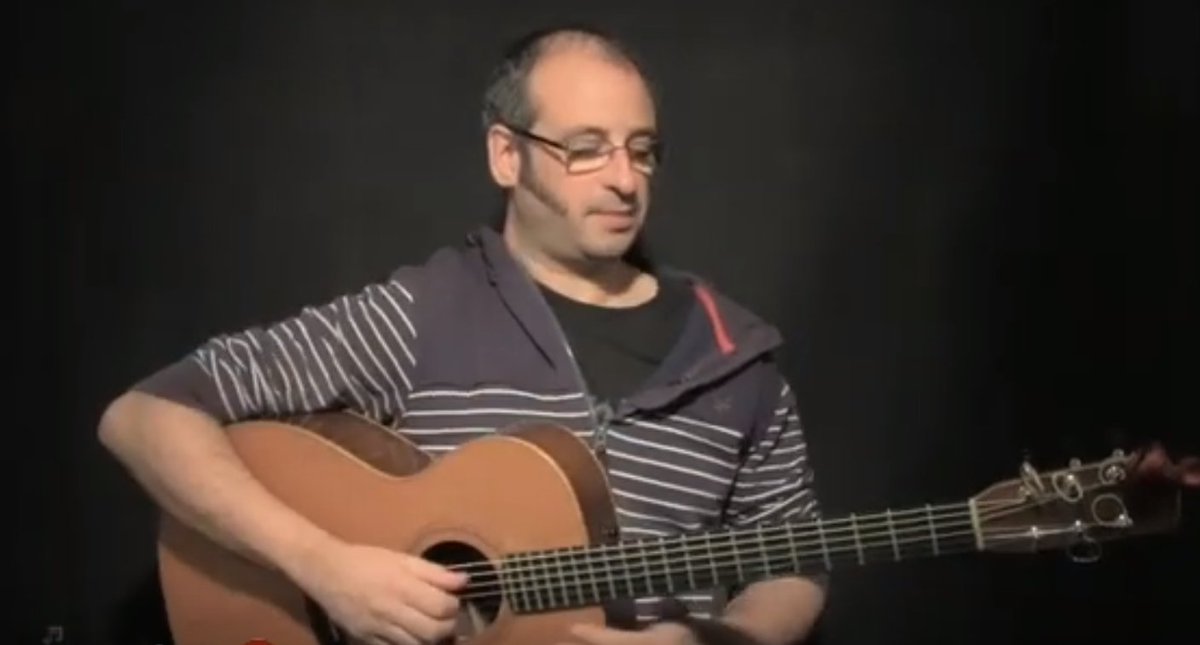 Apprendre à jouer à la #guitar  "Ar plac'h divezhet", superbe mélodie du pays de #lorient avec Roland Conq.
#emojibzh avec le #GwennHaDu evel just !
urlz.fr/bBxC